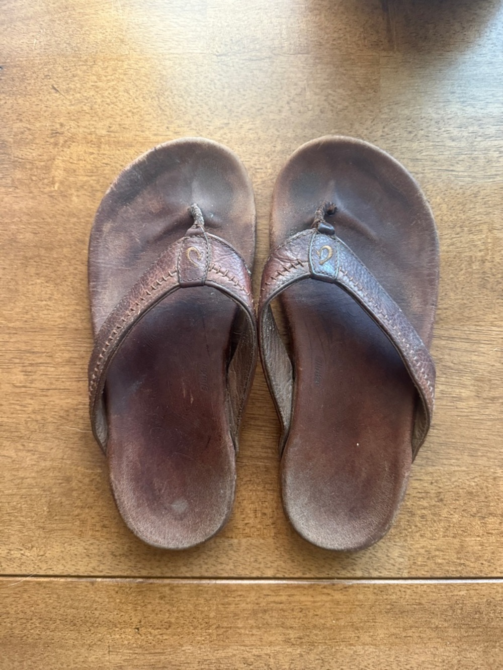 OluKai Haipo Men's Brown Leather Flip-Flop Sandals